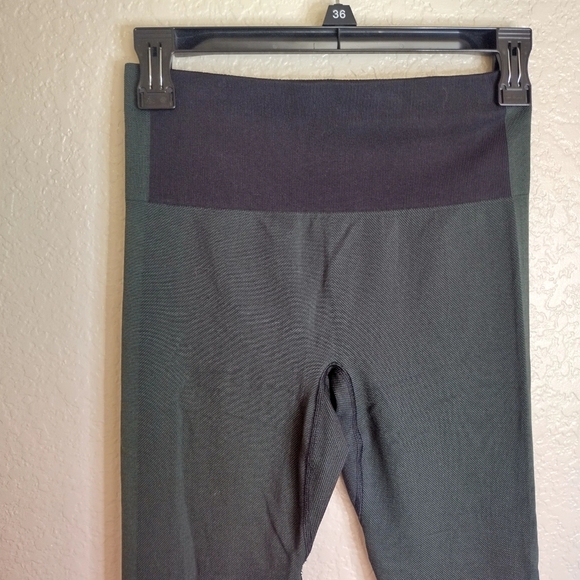 Outdoor Voices Seamless Ribbed 7/8 High Rise Leggings Sz M - Picture 5 of 6